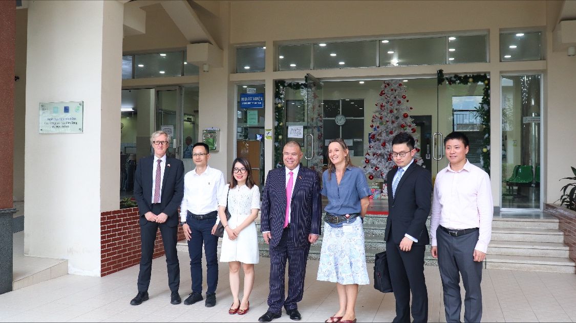 Sir Jonathan Van-Tam's working visit to OUCRU